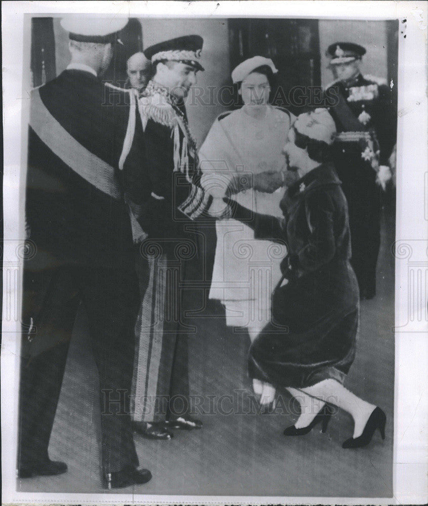 1959 Press Photo Princess Margaret Curtsy Shah Of Iran London Airport Arrival - Historic Images