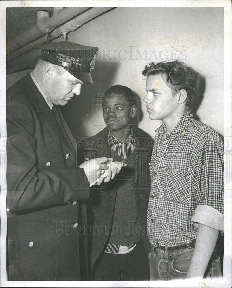 1956 Press Photo Policeman Anthony Norka Taking Notes From Witnesses Chicago - Historic Images