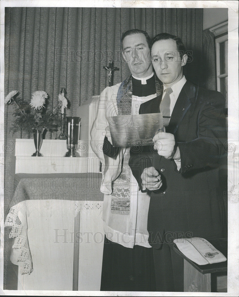 1955 Press Photo Chapel Dedication Reverend Edward Norkett Receives Plaque - Historic Images