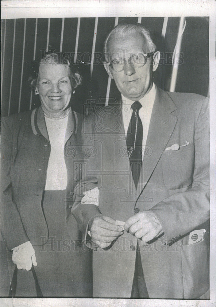 1954 Press Photo Mr &amp; Mrs Everett Norlander Managing Editor of Daily New - Historic Images