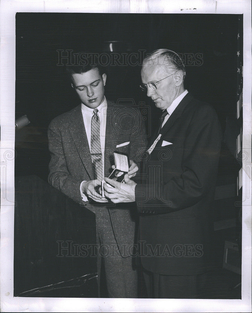 1955 Press Photo Everett Norlander Of Daily News with James Davis Key Club - Historic Images