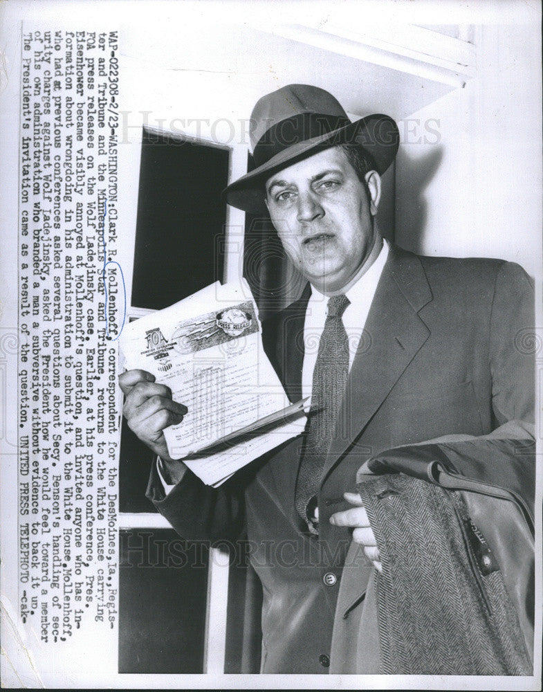 1955 Press Photo Reporter Mollenhoff Holds Press Release On Wolf Ladejinsky Case - Historic Images