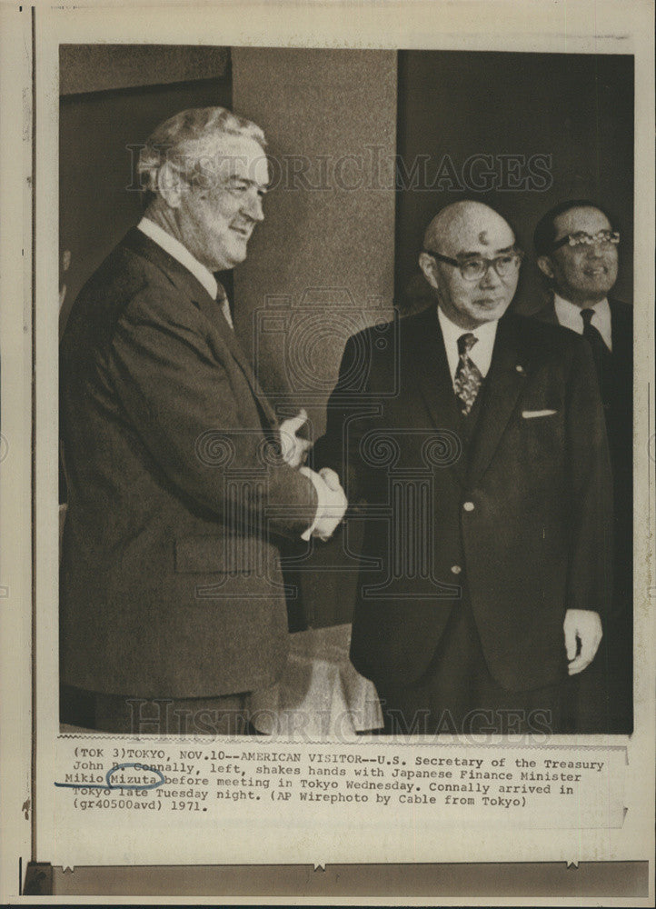 1971 Press Photo John B. Connally shakes hands with Mikio Mizuta - Historic Images