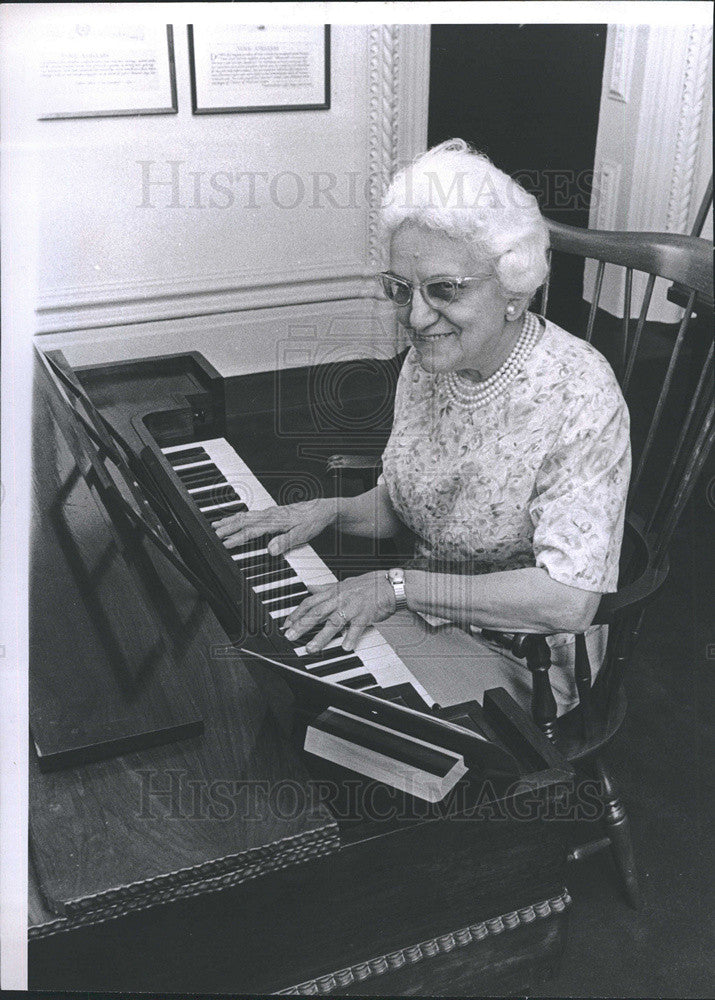 1967 Press Photo Frances Molinaro/Hull House Receptionist/Melodeon - Historic Images