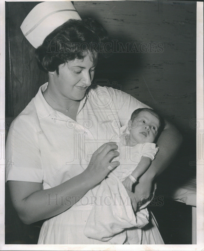 1961 Press Photo Nurse Martha Miller/Abandoned Baby Susan Quinlan - Historic Images