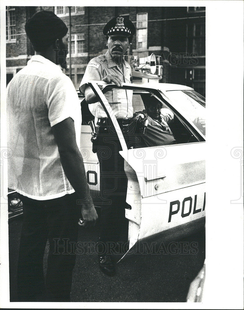 1977 Press Photo Officer Richard Moore talking to kid outside of housing project - Historic Images