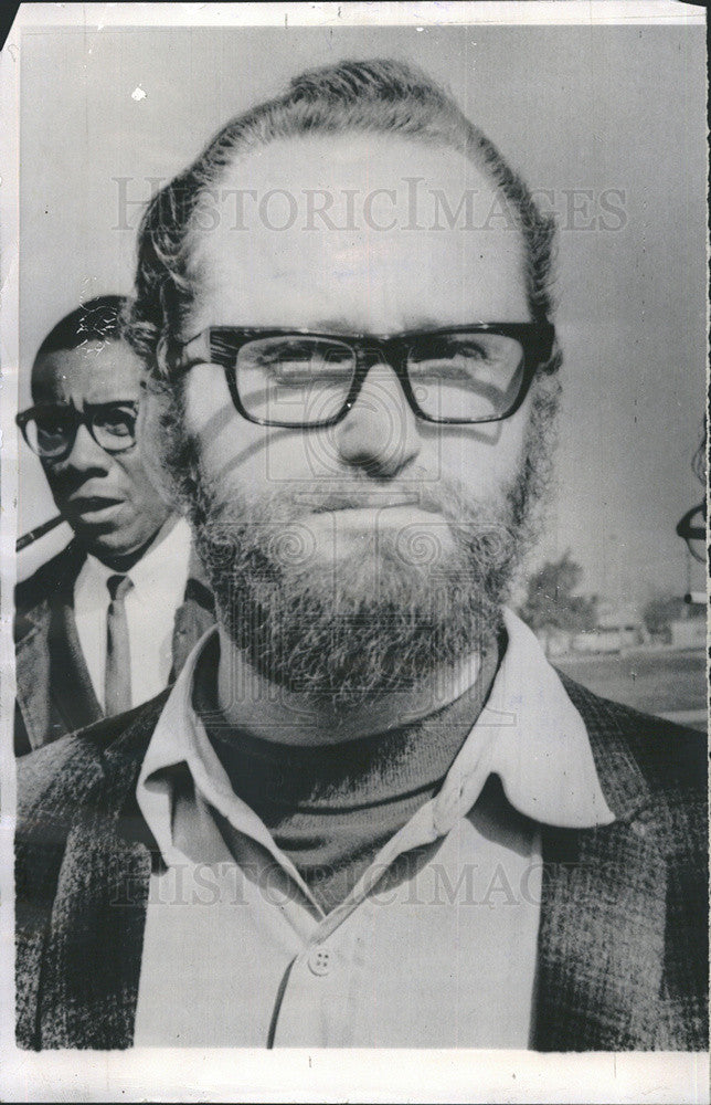 1966 Press Photo Ronald Ramsey claims to be head of organization that sent radio - Historic Images