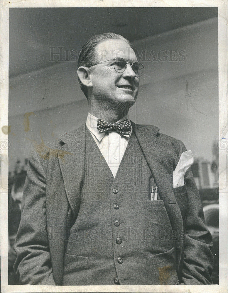 1960 Press Photo Stephen A. Mitchell Walks Out Of The Inner Sanctum &amp; Poses - Historic Images