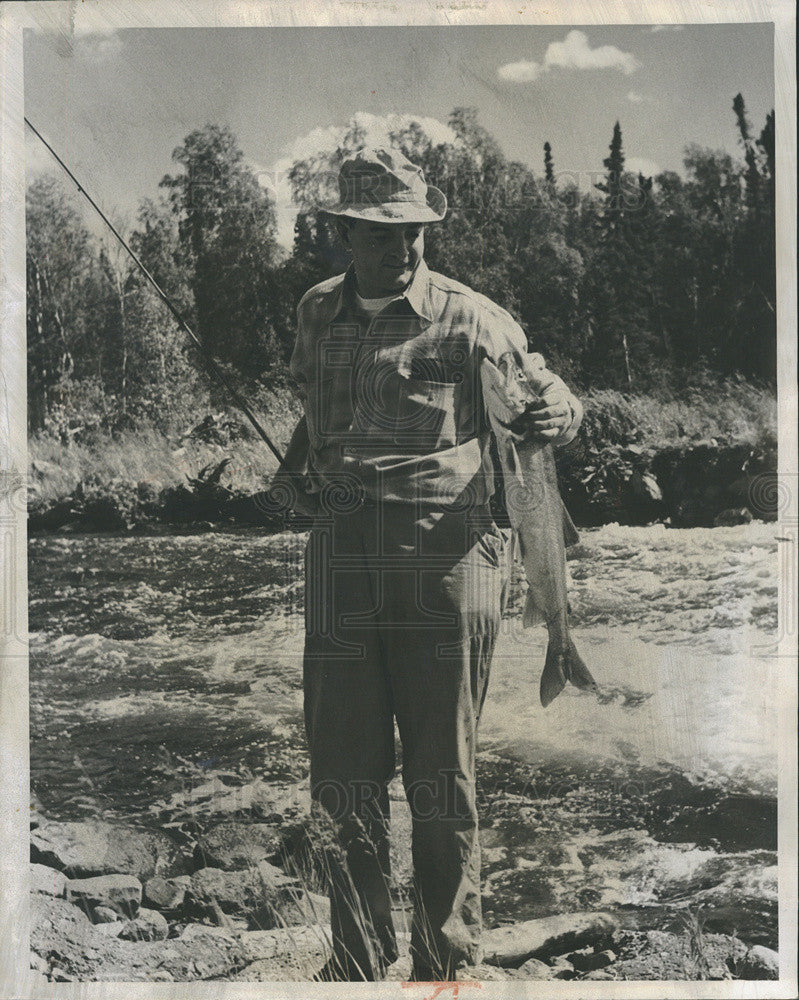 1945 Press Photo Jim Mitchell outdoor writer Eager River - Historic Images