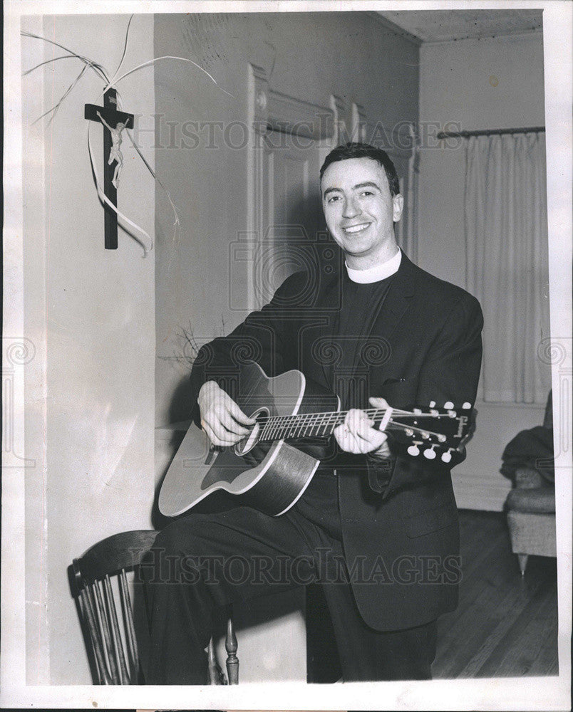 1961 Press Photo Priest Ian Mitchell Playing Guitar St. Ann&#39;s Church Chicago - Historic Images