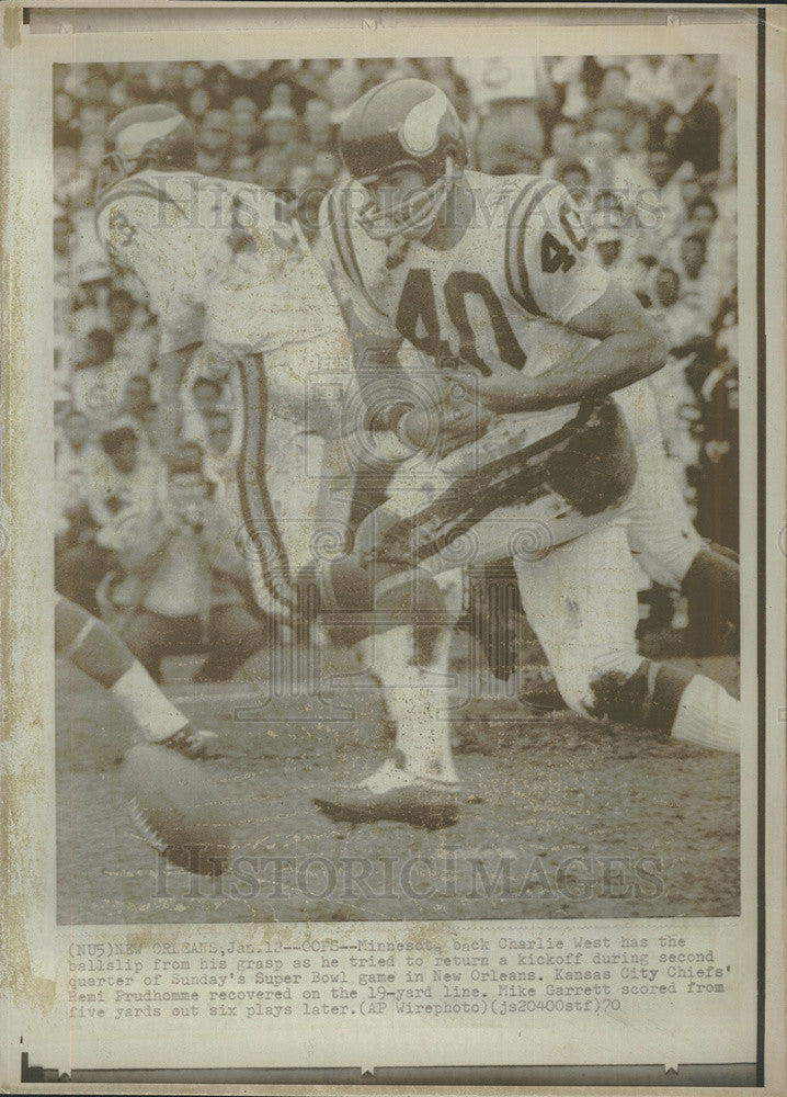 1970 Press Photo Minnesota Vikings Charlie West has ball slip from his grasp - Historic Images