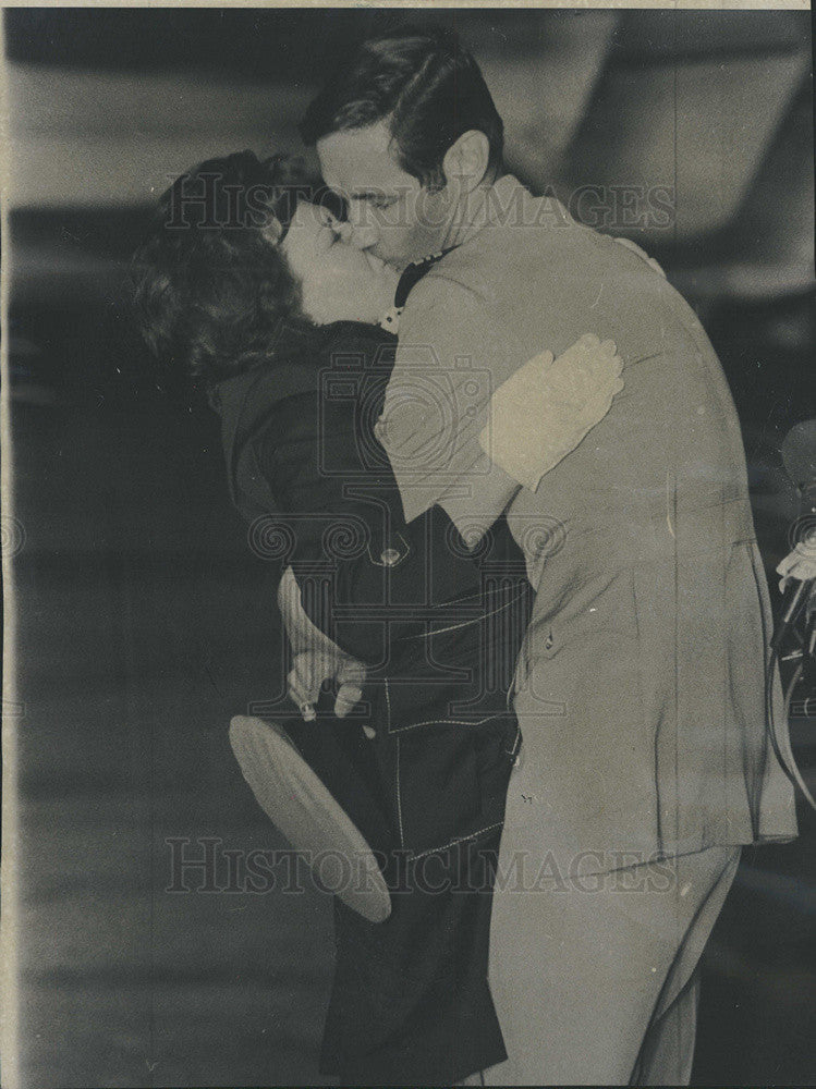 1973 Press Photo Robert J. Naughton North Vietnam Returning P.O.W. Kissing Wife - Historic Images