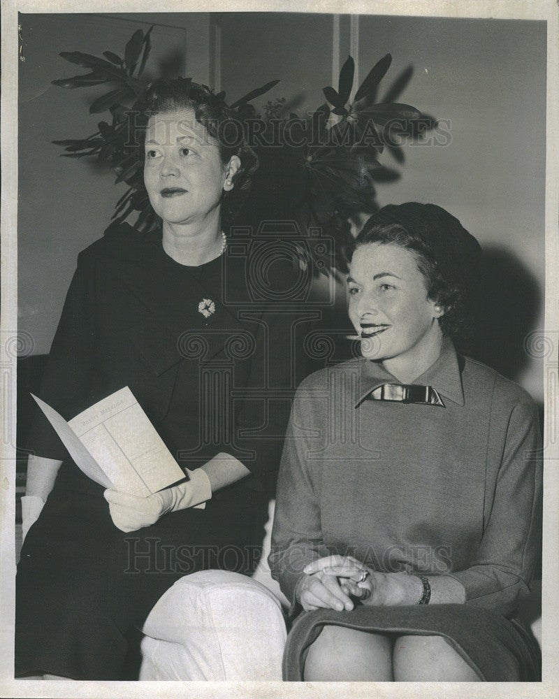 1958 Press Photo Mrs. John Wentworth &amp; Mrs. Leonard Horwich Listen To Poetry - Historic Images