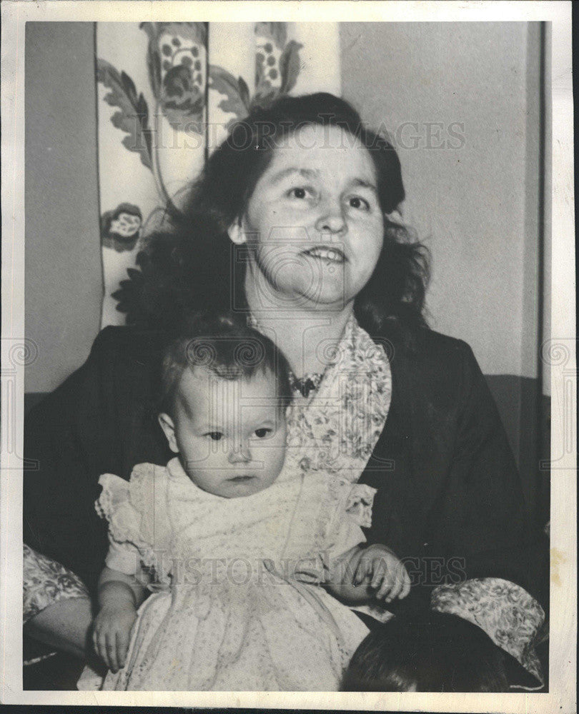 1958 Press Photo Mrs. Alberta (Alonzo) Williams &amp; Child Betty Jean - Historic Images