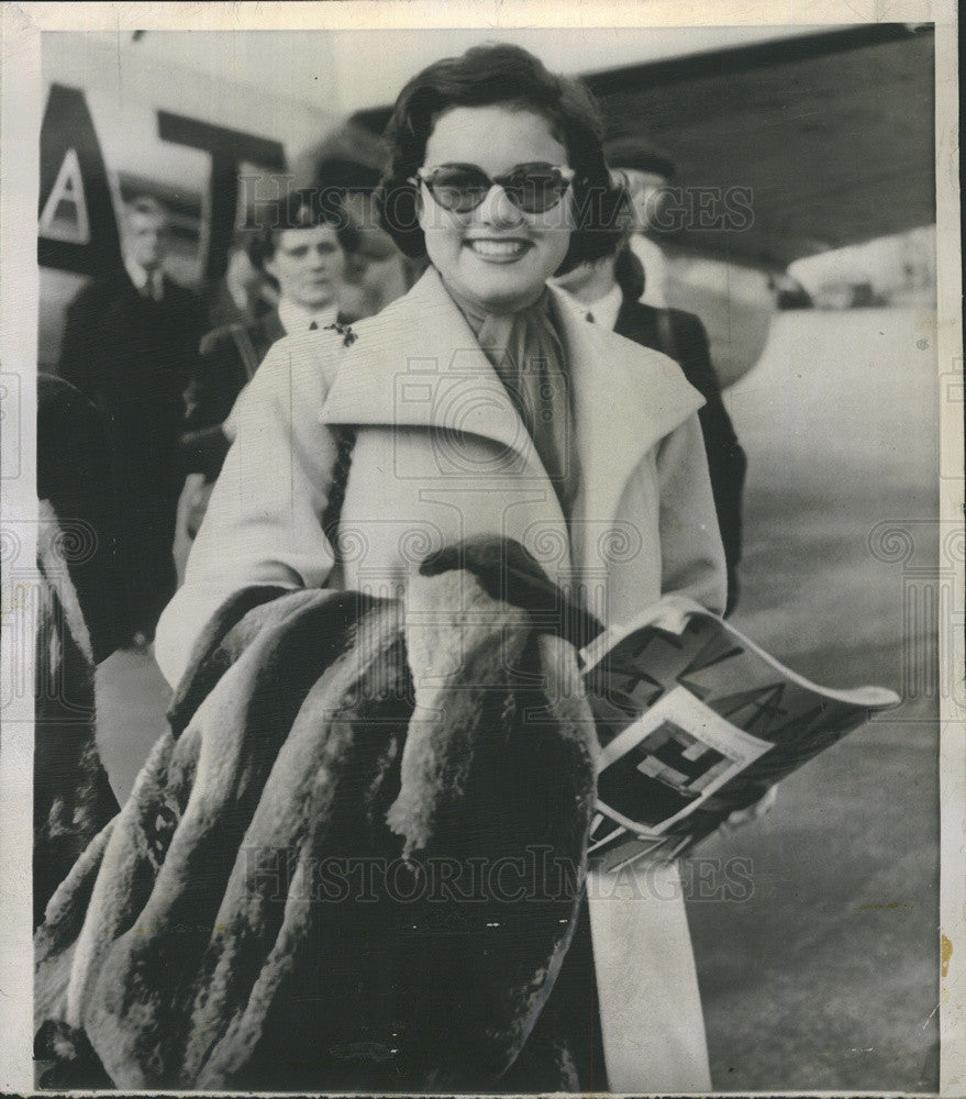 1960 Press Photo of Mimi Medart of St.Louis,Mo., to leave plane in London. - Historic Images