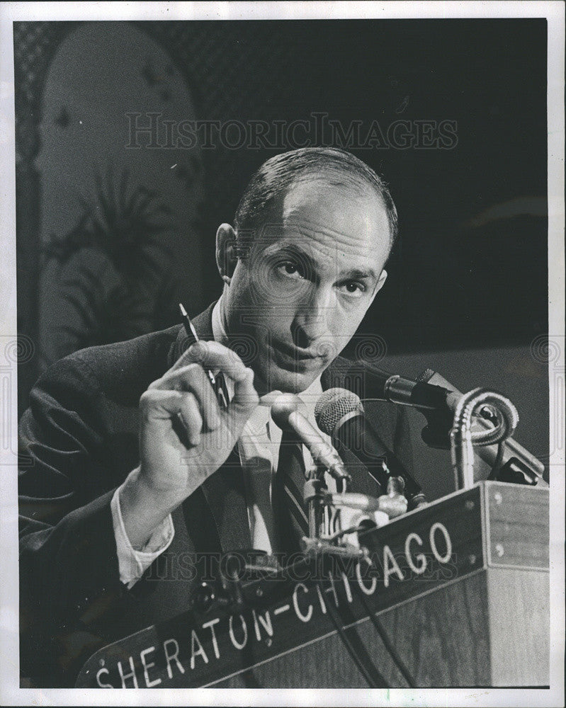 1969 Press Photo Deputy Director for Budget Richard Nathan - Historic Images