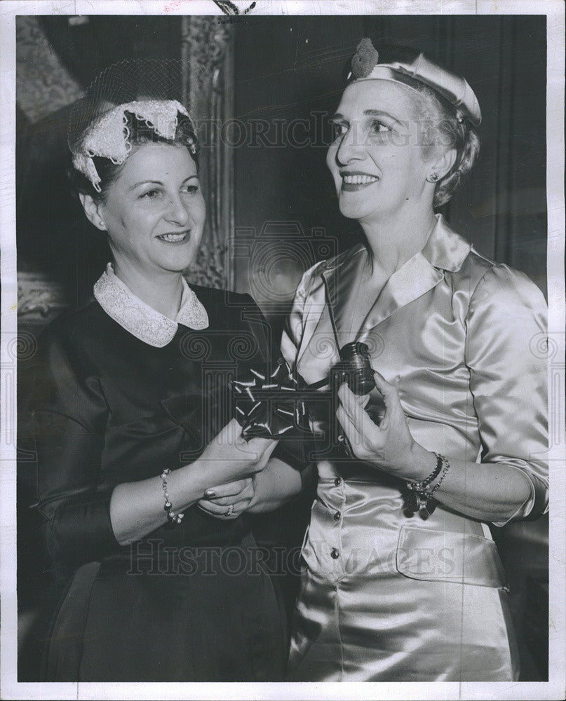 1956 Press Photo Mrs. William Margolis, of South shore. . - Historic Images