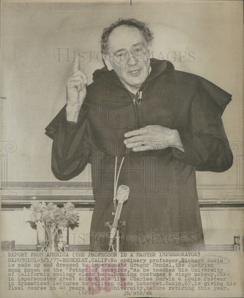 1977 Press Photo Professor Richard Eakin impersonating Gregor Mendel - Historic Images