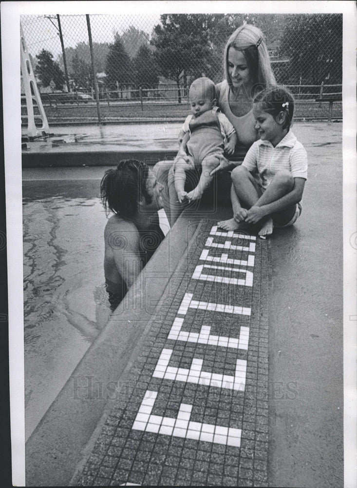 1972 Press Photo Diver Rick Early chats with his family at Oakton Pool. - Historic Images