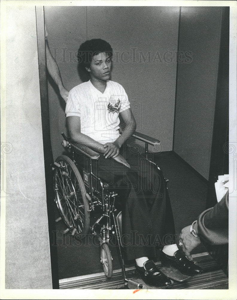 1981 Press Photo Zackary Easley leaves lawyer after settling lawsuit against Hos - Historic Images