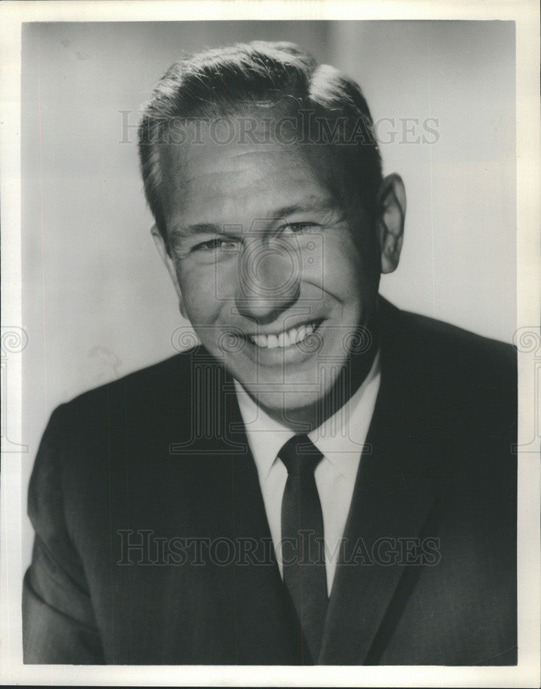 Press Photo Official Host for Grossman Clothing Company Richard Eastham - Historic Images