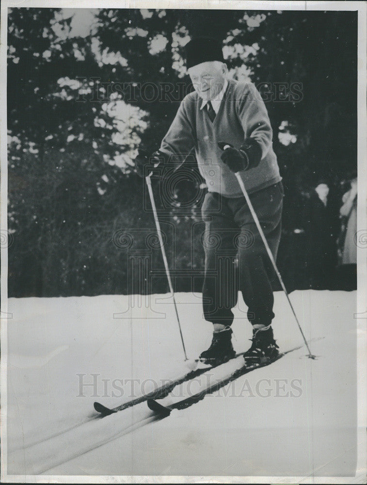 1961 Press Photo Industrialist Cyrus Eaton celebrates 77th birthday by skiing - Historic Images