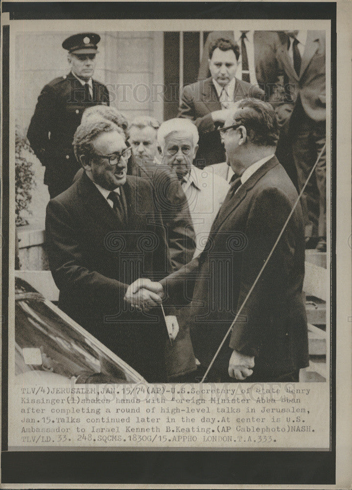 1974 Press Photo Henry Kissinger greets Foreign Minister Abba Eban in Jerusalem - Historic Images