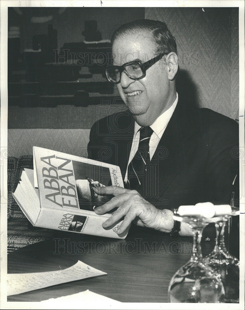 1977 Press Photo Abba Eban, Former Foreign Minister of Israel in an interview - Historic Images