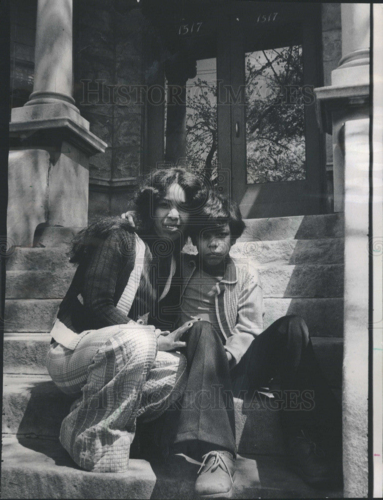 1976 Press Photo Mrs. Anne Echeberria and son Hector, who was taken hostage in a - Historic Images