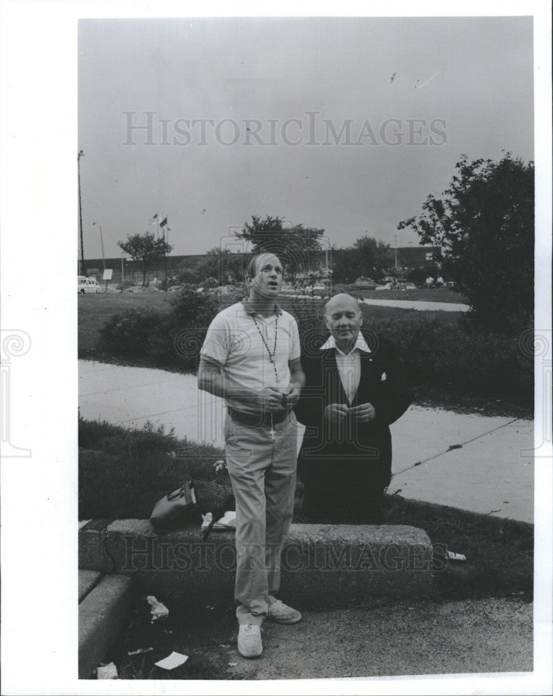 1992 Press Photo Robert Ziener &amp; Bill Echer Pray in Front of Cook County Hospita - Historic Images