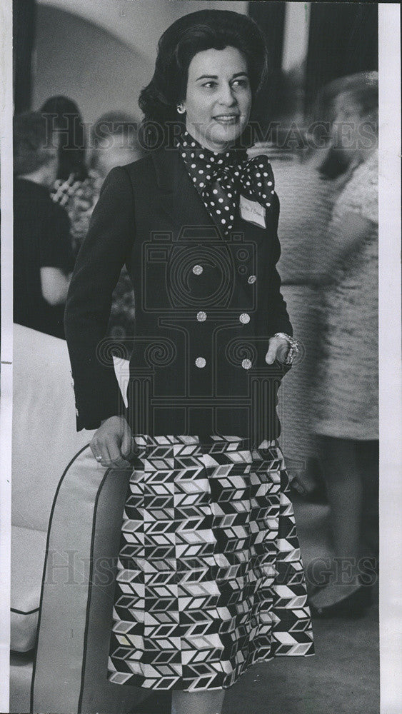 1970 Press Photo Mrs. Peter Economou in double breasted jacket for Fashion show - Historic Images