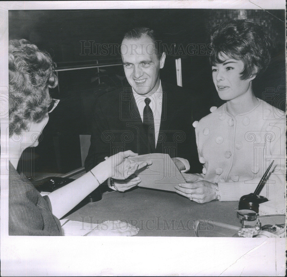 1963 Press Photo Comedian Bob Newhart and Ms. Virginia Quinn. - Historic Images