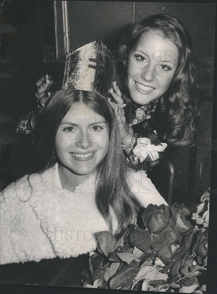 1973 Press Photo Donna Putnam Christmas Seal Queen is crowd by Patty White - Historic Images