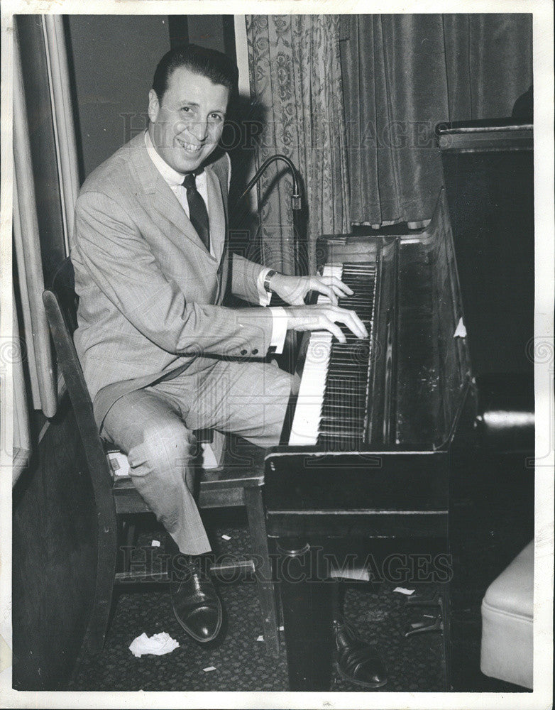 1964 Press Photo Hots Michels at Diamond Jim&#39;s Restaurant Sings, Plays Piano - Historic Images