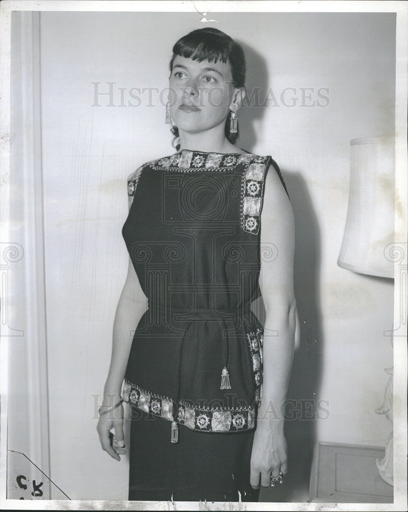 1956 Press Photo Miss Orna Porat at Lake Shore Hotel wearing an embroidered - Historic Images