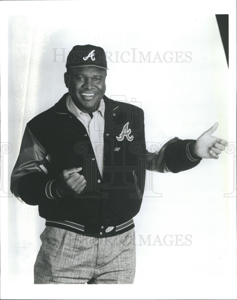 Press Photo Comedian George Wallace Wearing Atlanta Braves Jacket And Cap - Historic Images