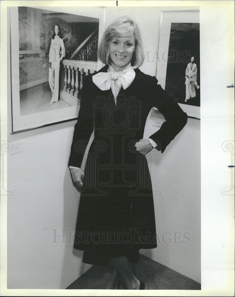 1984 Press Photo Model Karen Walsh With Modeling Pictures Behind Her - Historic Images