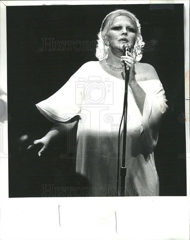 1977 Press Photo Singer Peggy Lee In Concert White Off Shoulder Dress Chicago - Historic Images