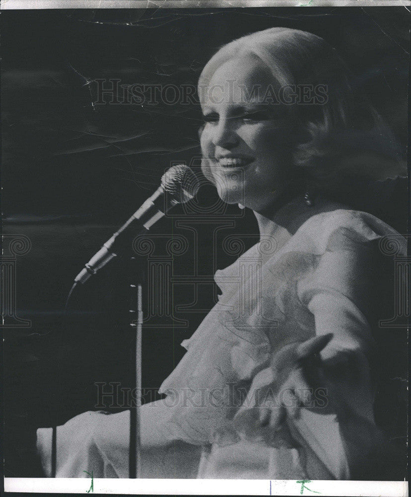 1975 Press Photo Singer Peggy Lee at the Palmer House&#39;s Empire Room - Historic Images