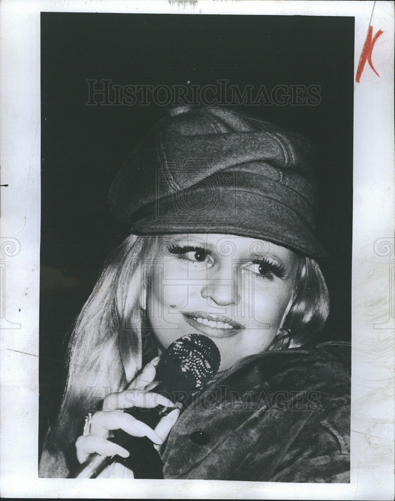 1975 Press Photo Singer Peggy Lee Closeup With Microphone - Historic Images