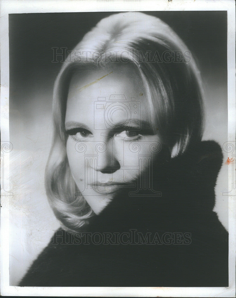 1971 Press Photo Singer Peggy Lee Closeup Portrait Wearing Fur - Historic Images