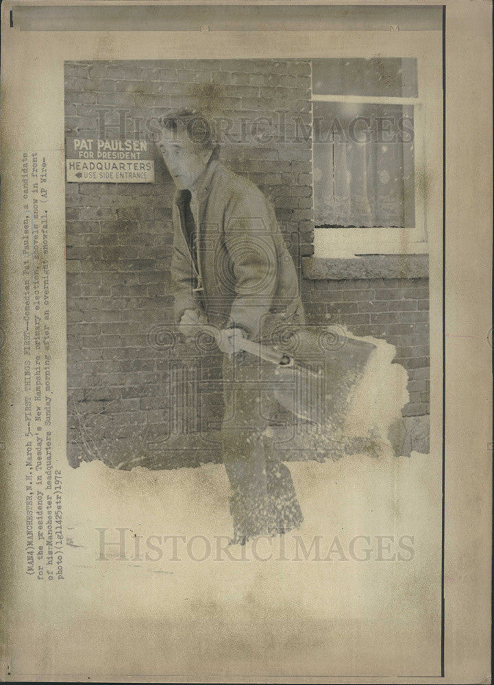 1972 Press Photo Comedian Pat Paulsen Shoveling Snow Manchester Headquarters - Historic Images