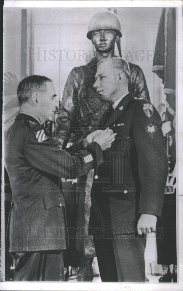 1964 Press Photo Hans W. Puhl U.S. Military policeman Commendation Medal Gen. - Historic Images