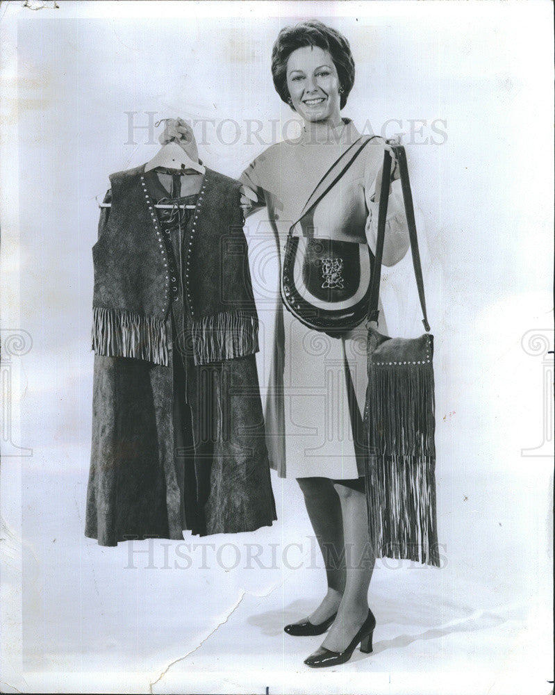 1974 Press Photo Vera Miles star One Little Indian leather rage fabric - Historic Images