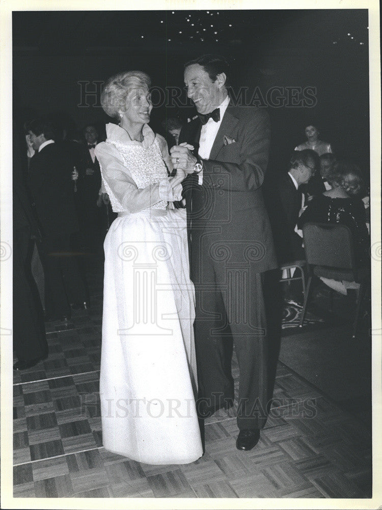 1981 Press Photo Lee Phillip and Mike Wallace at the Variety Club Ball - Historic Images