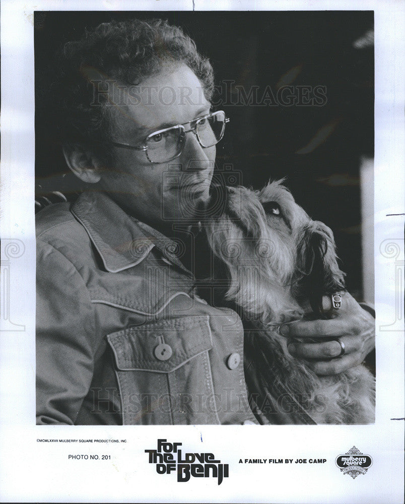 1977 Press Photo Creator And Director &quot;For The Love Of Benji&quot; Joe Camp And Benji - Historic Images