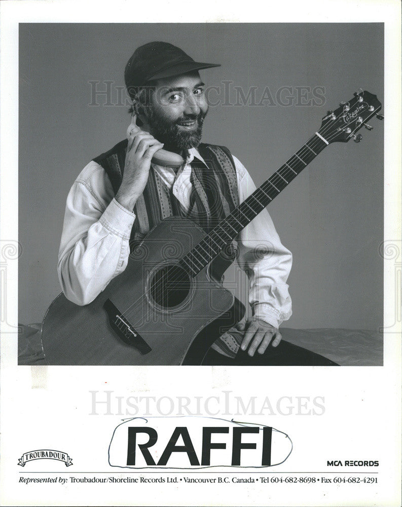 1994 Press Photo Singer-Songwriter Raffi Cavoukian With Guitar And Banana - Historic Images