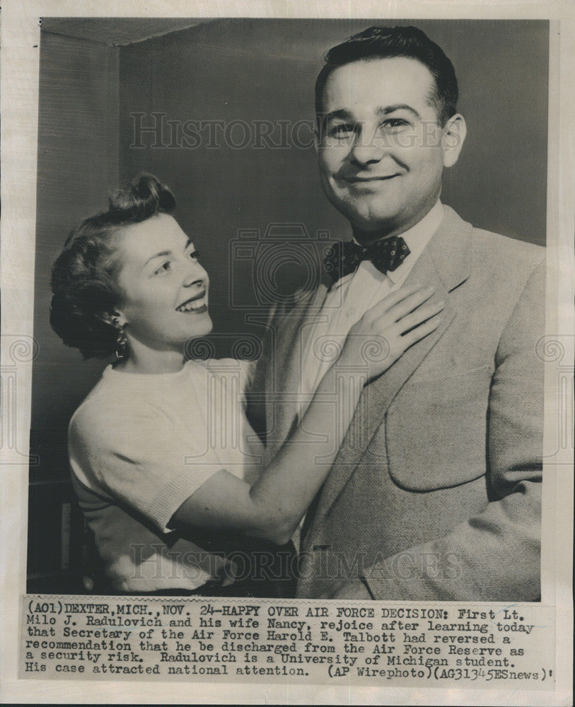 1953 Press Photo First Lieutenant Milo Radulovich With Wife Nancy Happy Decision - Historic Images