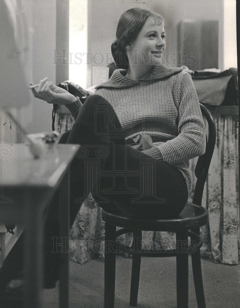 1962 Press Photo Term of Trial Actress Sarah Miles In Dressing Room - Historic Images