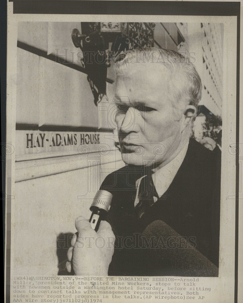 1974 Press Photo United Mine Workers President Arnold Miller Outside Hotel - Historic Images